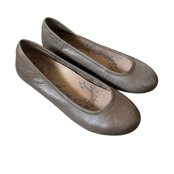 Taos 'Rascal' Women's 6 Round Toe Comfort Flat Pewter Tan Orthotic Walking Shoe - Picture 1 of 7